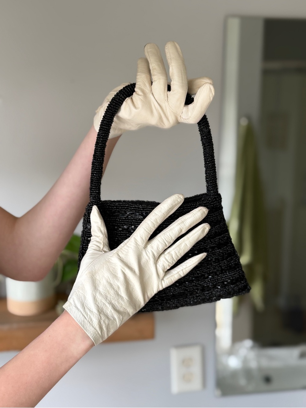 Aris Vintage Leather Kid Gloves in soft white size 6.5